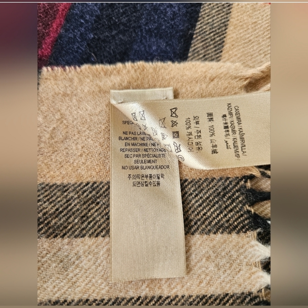 LIKE NEW Burberry Classic Nova Check Cashmere Scarf - Reversible Geo Pattern - Picture 7 of 8